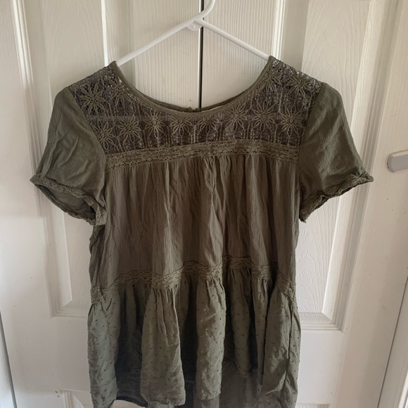 Cloudchaser and Xhilaration tee shirt bundle. Both tops are Size M - Picture 3 of 4